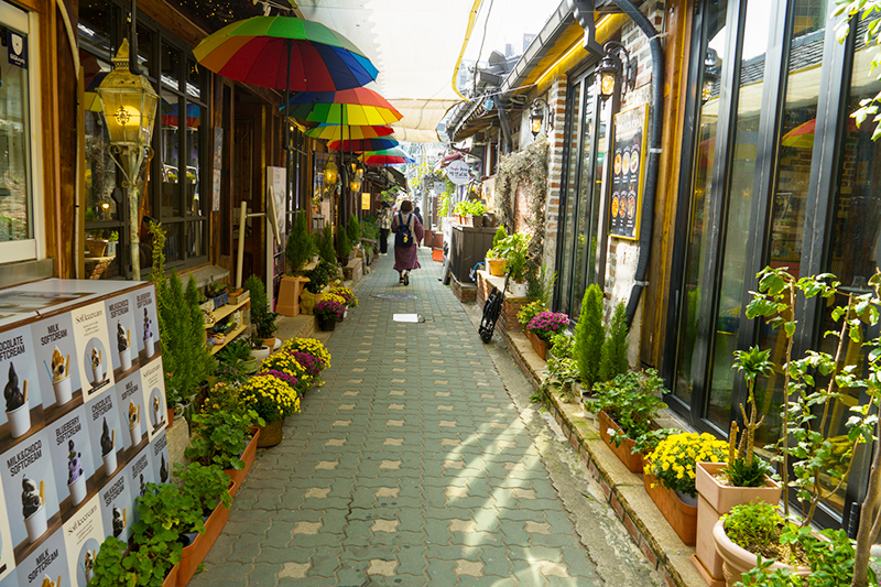 Ikseon-dong Hanok Village beautifully blends a cozy, neighborhood vibe with trendy boutiques and restaurants hidden inside traditional wooden buildings.
