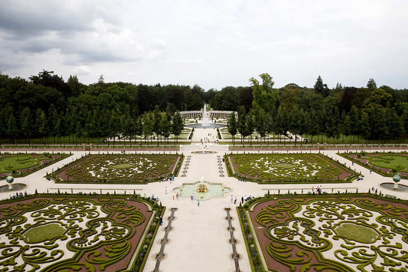 From the palace roof, the full symmetry and intricate geometry of the royal gardens unfold in a single view. Below lies the quiet terrace where Queen Mary once took her afternoon tea.